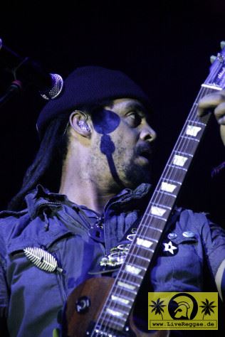 Michael Franti (USA) with Spearhead - Chiemsee Reggae Festival - Übersee - Tent Stage 24. August 2008 (3).jpg